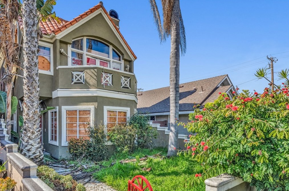 204 Geneva Ave, Huntington Beach, CA 92648-4726