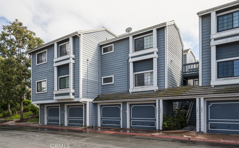 8206 Bridgepoint Dr, Huntington Beach, CA 92646-4480