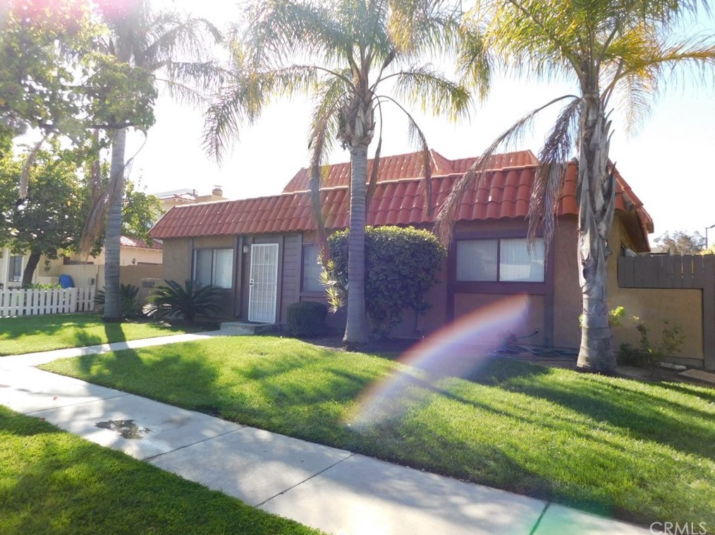 8072 Constantine Dr, Huntington Beach, CA 92646-1784