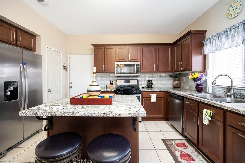 39689 Chambray Dr, Murrieta CA  92563-4075 exterior