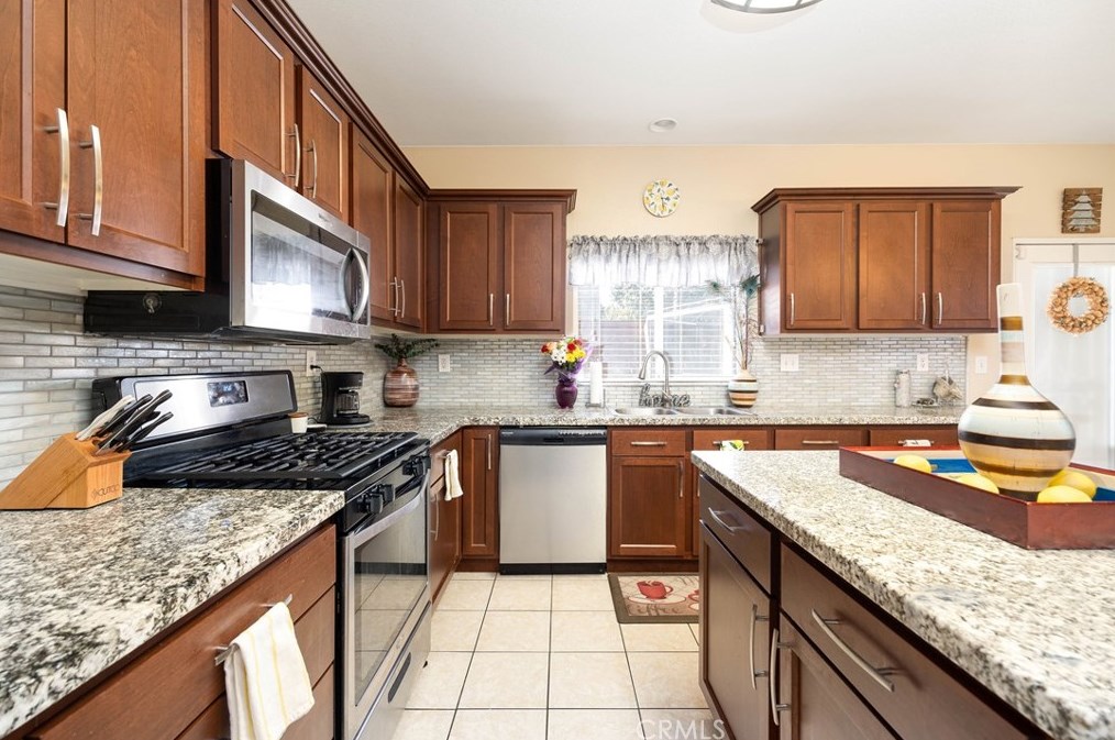 39689 Chambray Dr, Murrieta CA  92563-4075 exterior