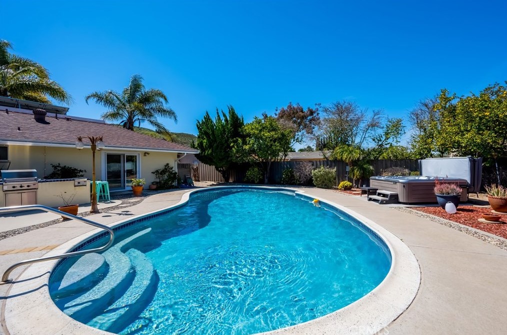 1102 Hendrix Ave, Thousand Oaks CA  91360-3647 exterior