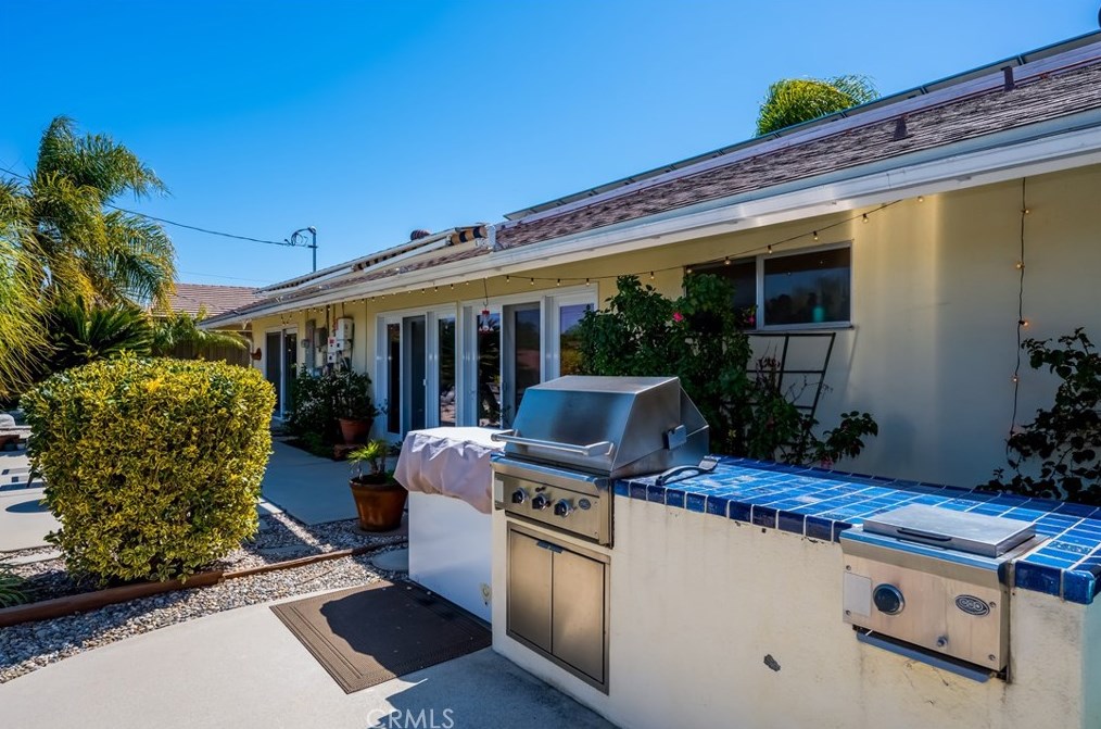 1102 Hendrix Ave, Thousand Oaks CA  91360-3647 exterior