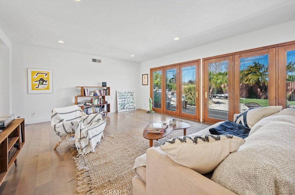 1102 Hendrix Ave, Thousand Oaks CA  91360-3647 exterior