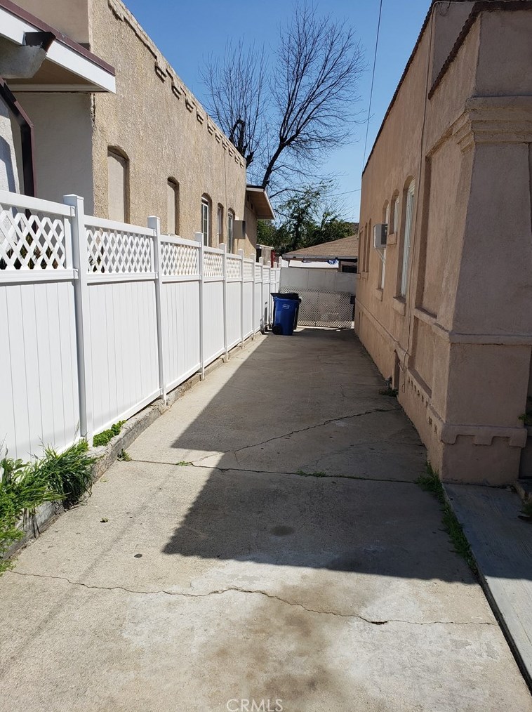 624 Ditman Ave, Los Angeles, CA 90023-1810