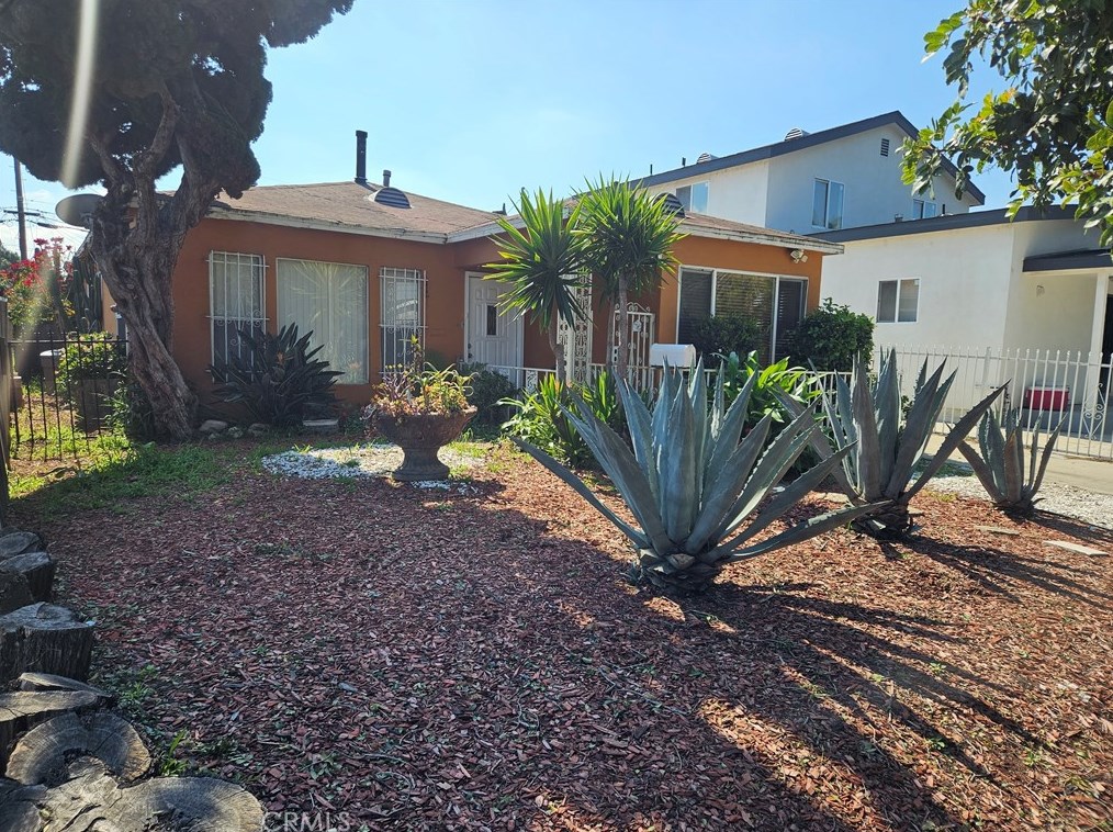 910 109th St, Los Angeles, CA 90059-1018