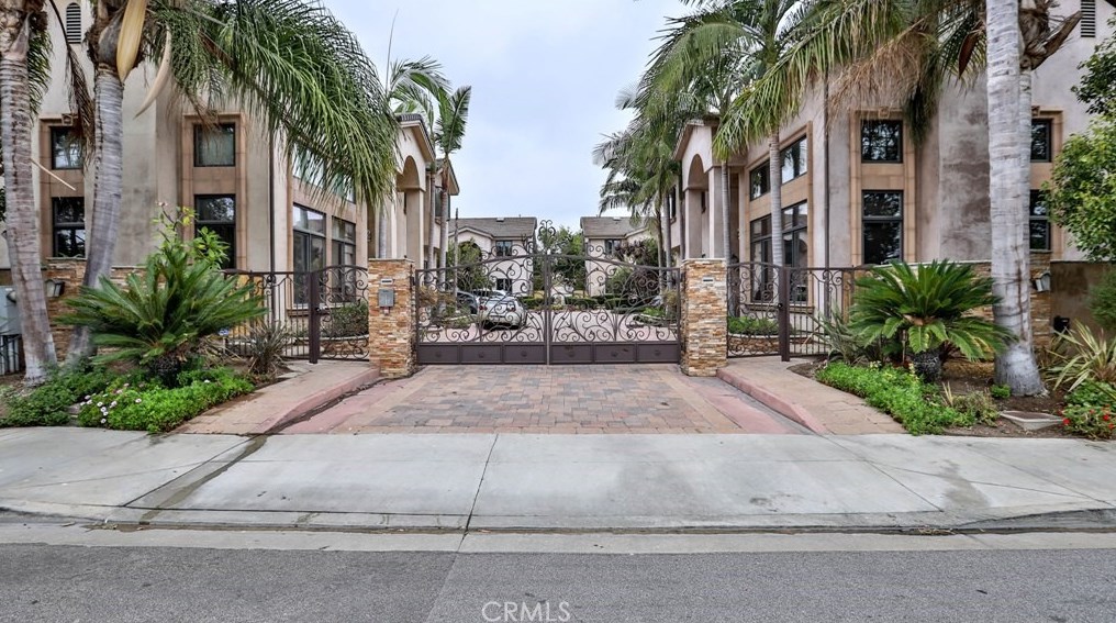 258 Santa Isabel Ave, Costa Mesa, CA 92627