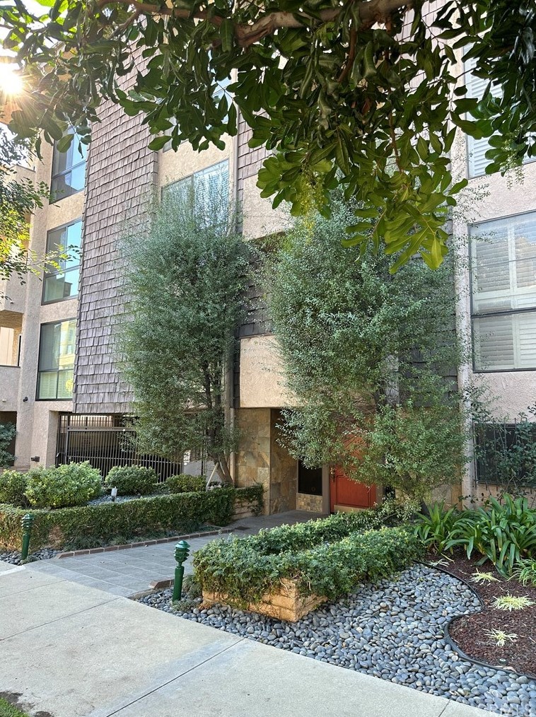2307 Fox Hills Dr, Los Angeles, CA 90064-2652