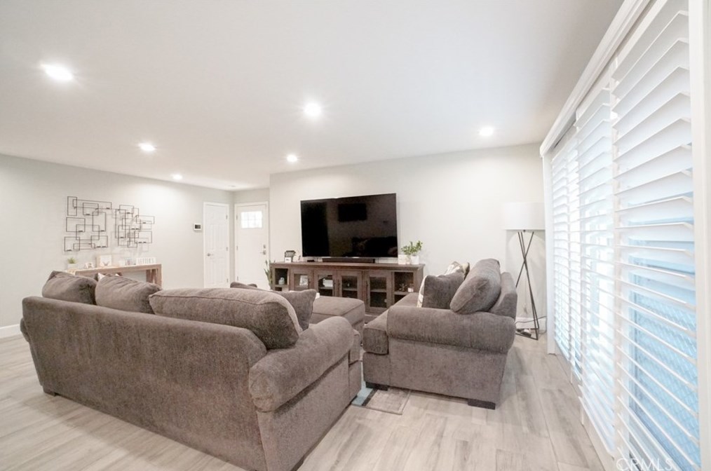 16372 Magellan Ln, Huntington Beach CA  92647-3527 exterior
