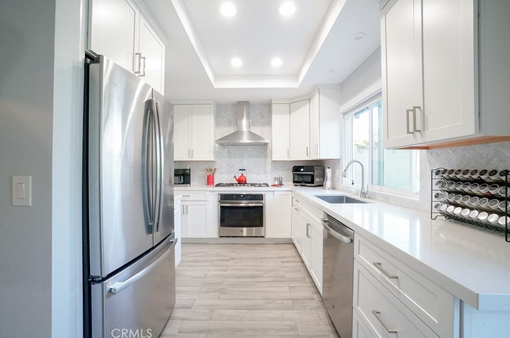 16372 Magellan Ln, Huntington Beach CA  92647-3527 exterior