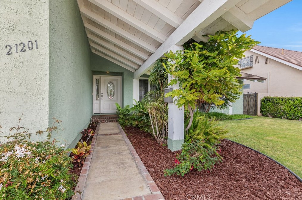 21201 Chubasco Ln, Huntington Beach, CA 92646-6429