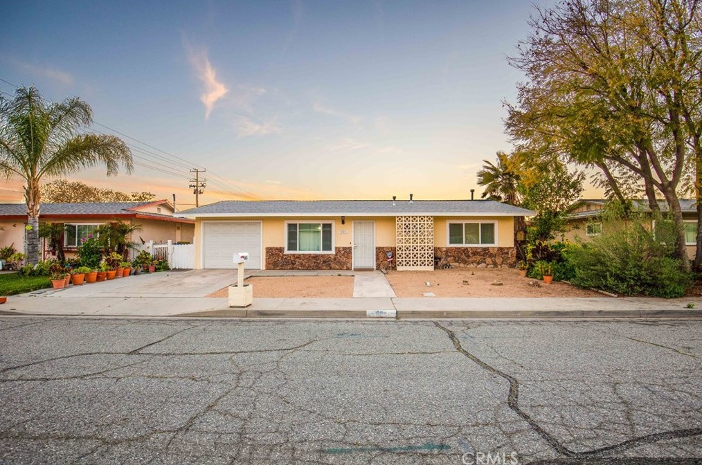 881 Alessandro St, Hemet, CA 92543-7069