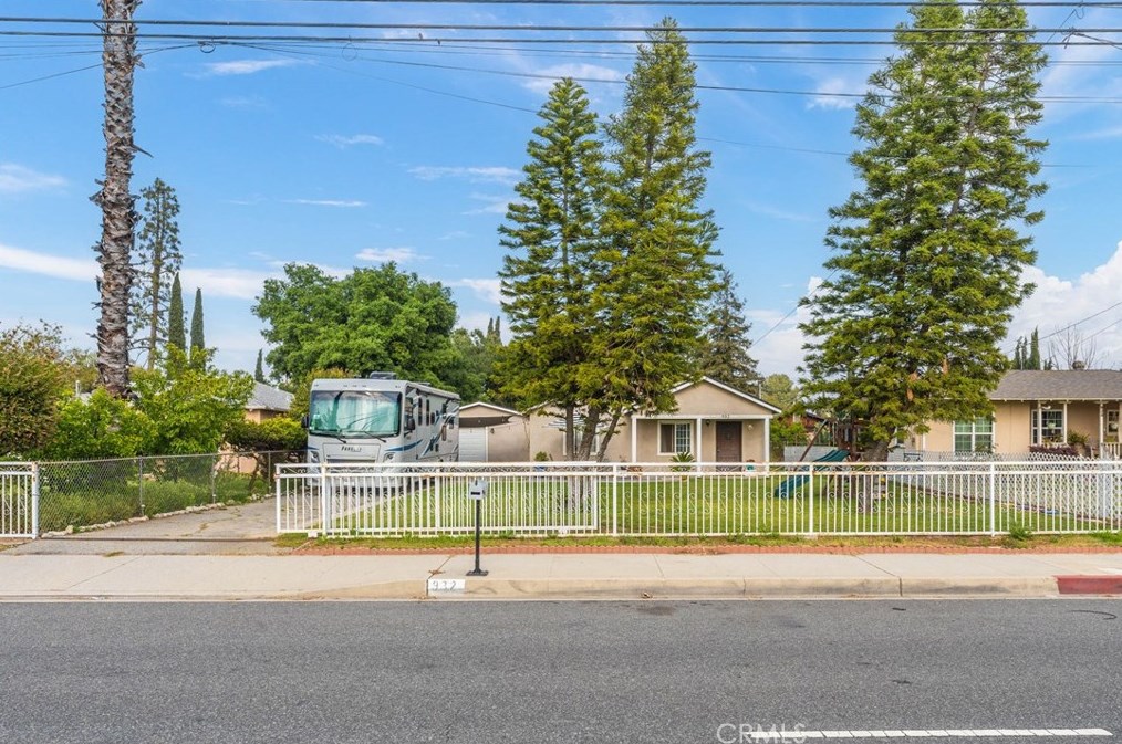 932 Dudley St, Pomona, CA 91768-2108