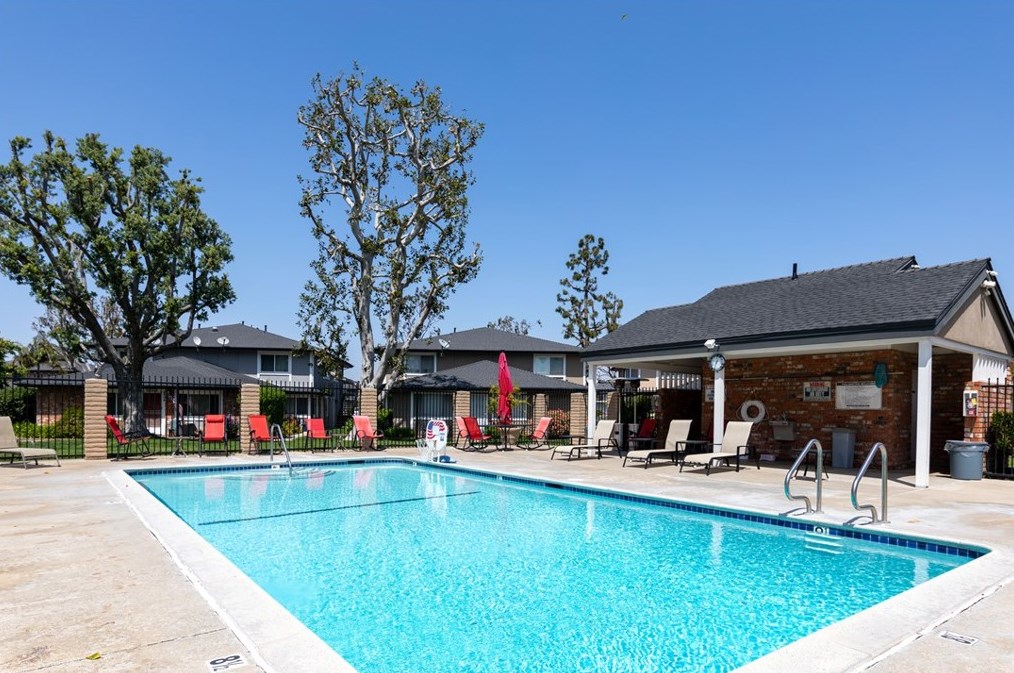 7838 Arbor Cir, Huntington Beach CA  92647-7366 exterior