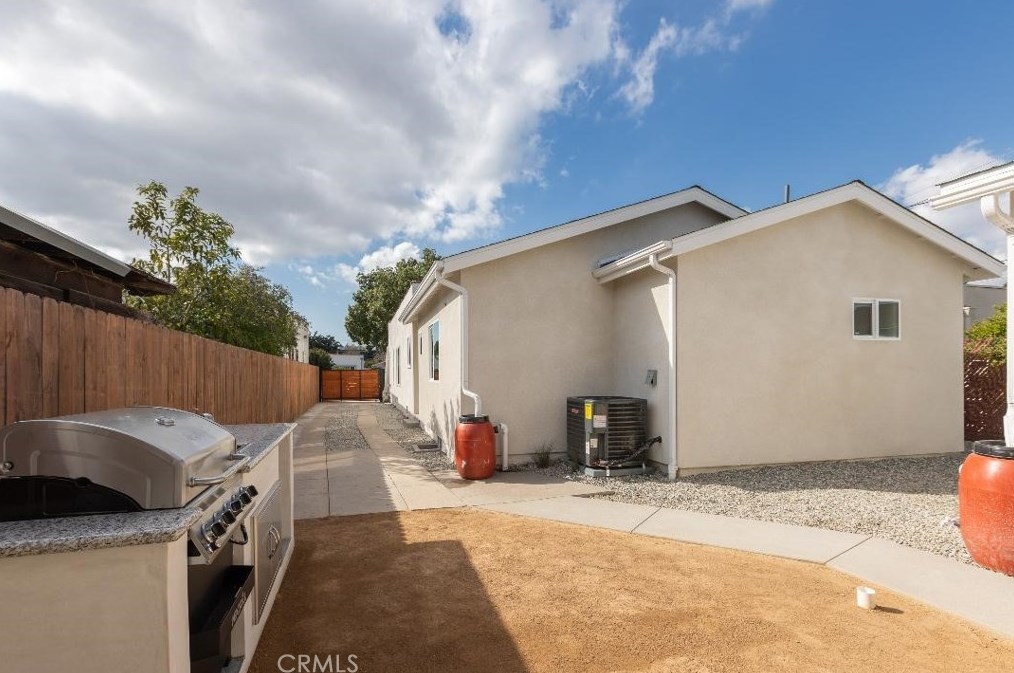 2944 Norton Ave, Los Angeles CA  90018-2850 exterior
