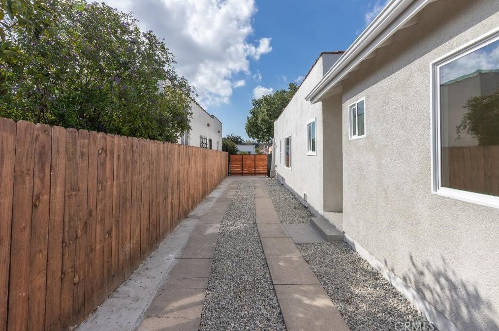 2944 Norton Ave, Los Angeles CA  90018-2850 exterior