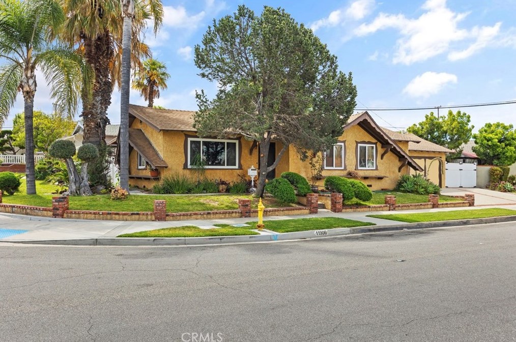 11906 Singleton Dr, La Mirada, CA 90638-1142