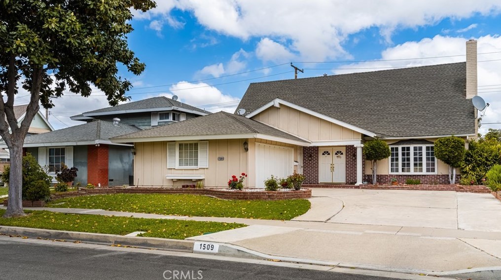 1509 W San Lorenzo Ave, Santa Ana, CA 92704