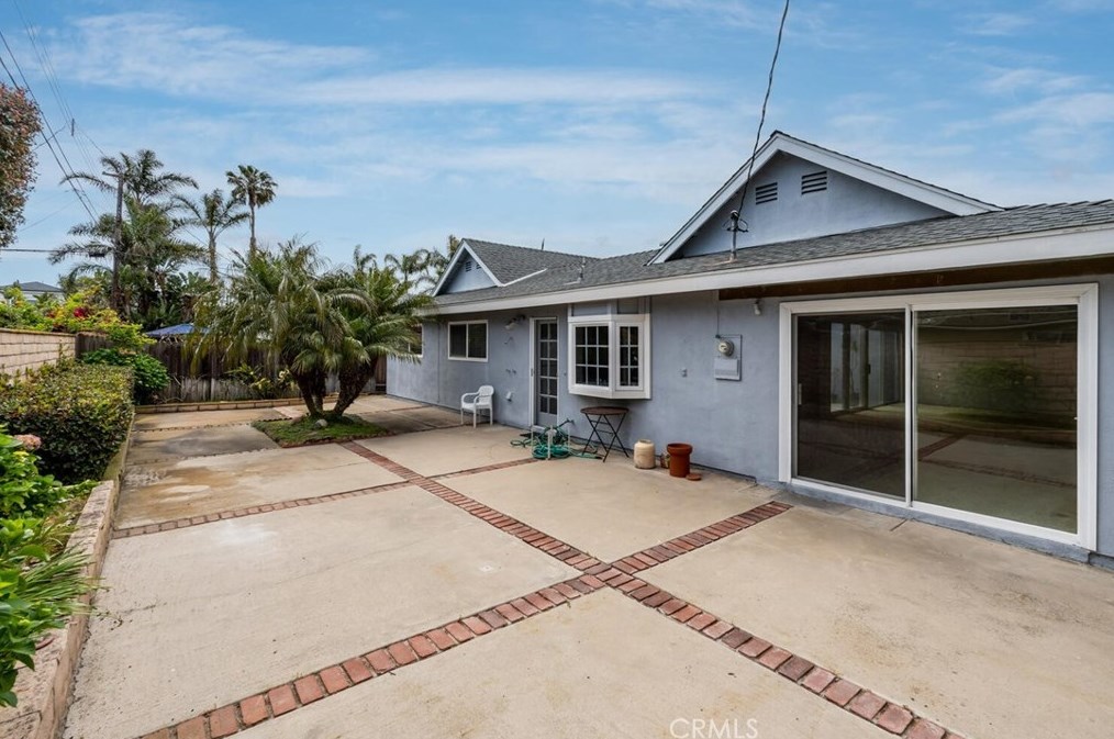 9432 Tiki Cir, Huntington Beach CA  92646-8349 exterior