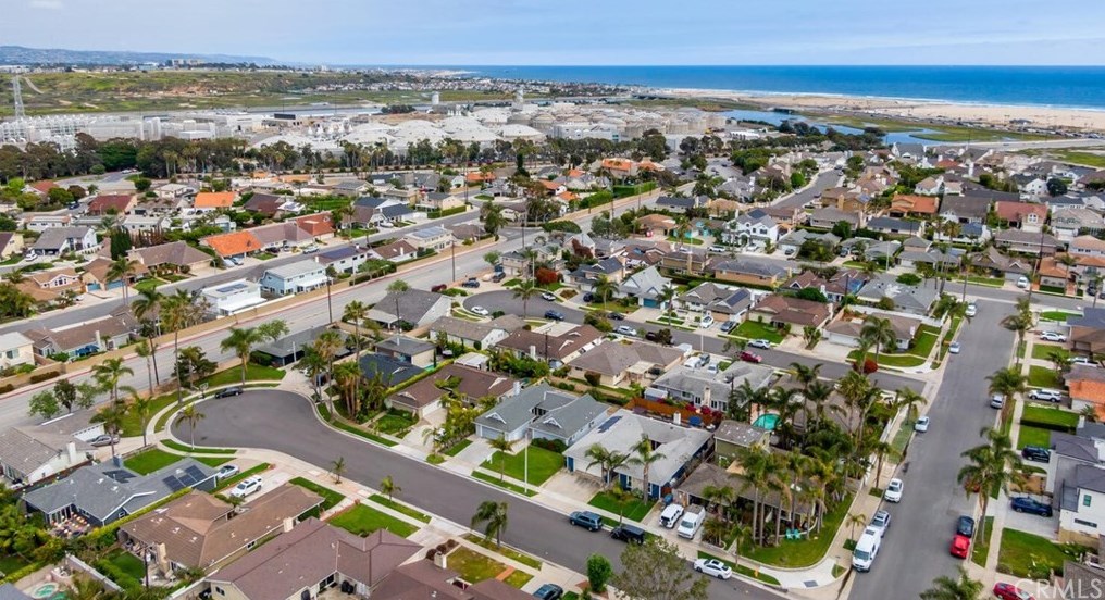 9432 Tiki Cir, Huntington Beach CA  92646-8349 exterior