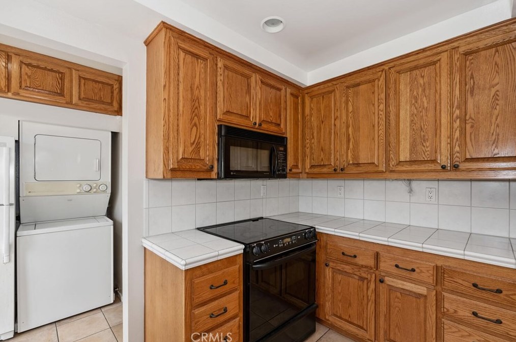 9432 Tiki Cir, Huntington Beach CA  92646-8349 exterior