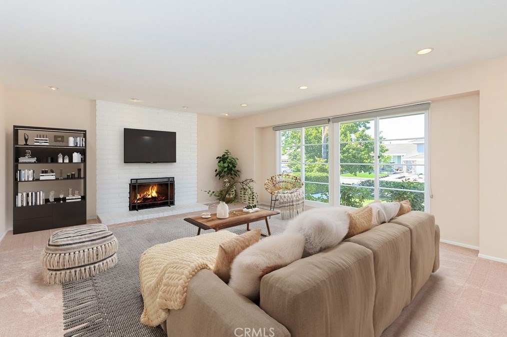 2033 Swan Dr, Costa Mesa, CA 92626