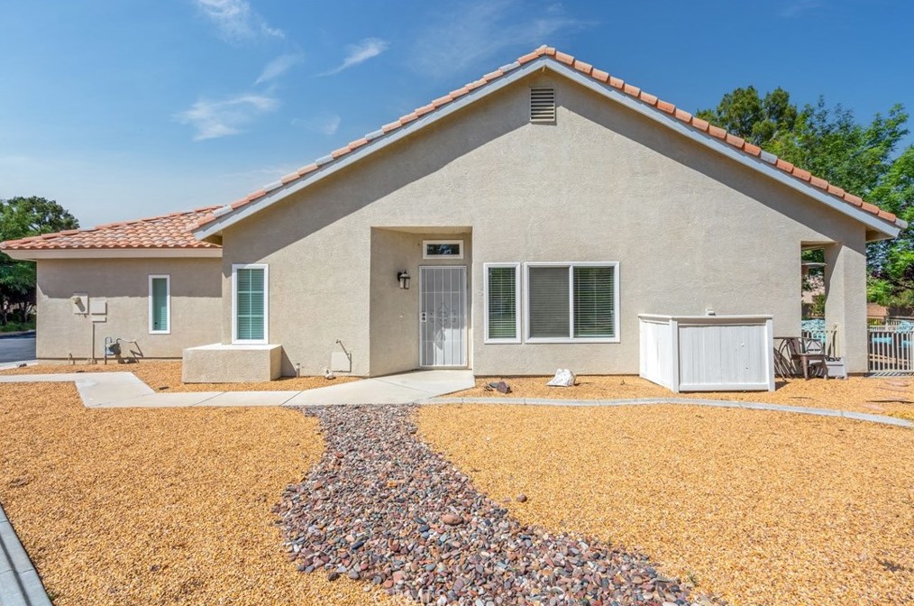 11690 Oak St, Apple Valley, CA 92308