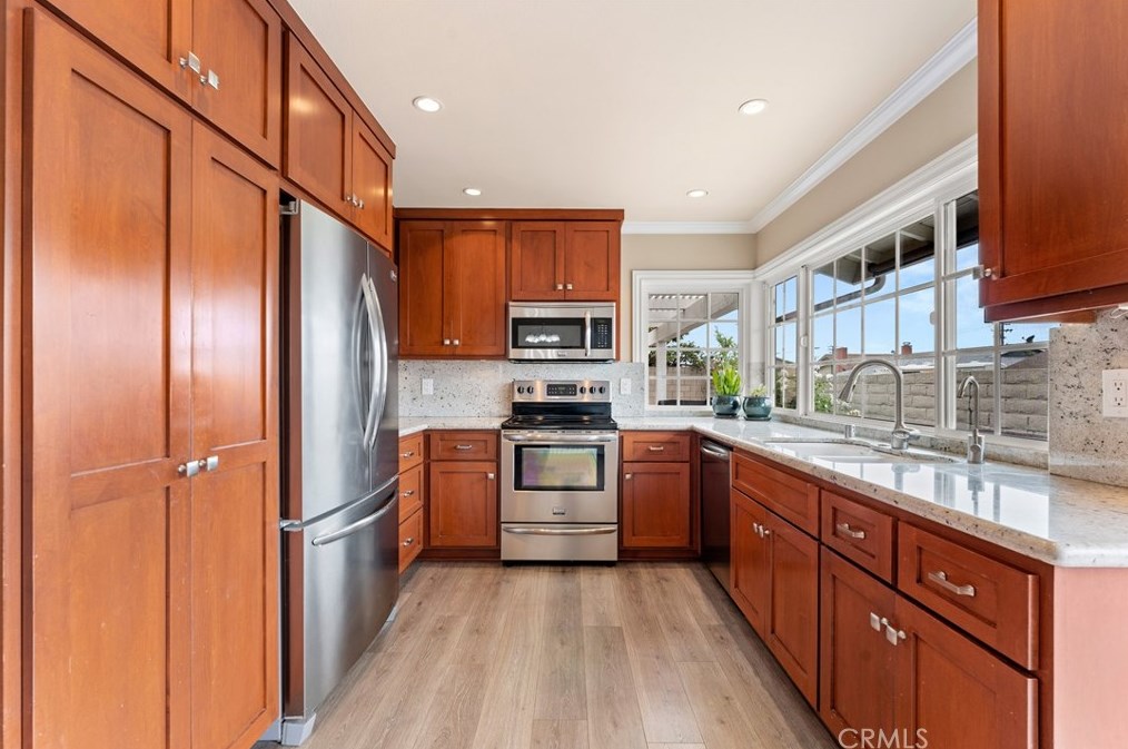 6532 Kilda Cir, Huntington Beach CA  92647-5625 exterior