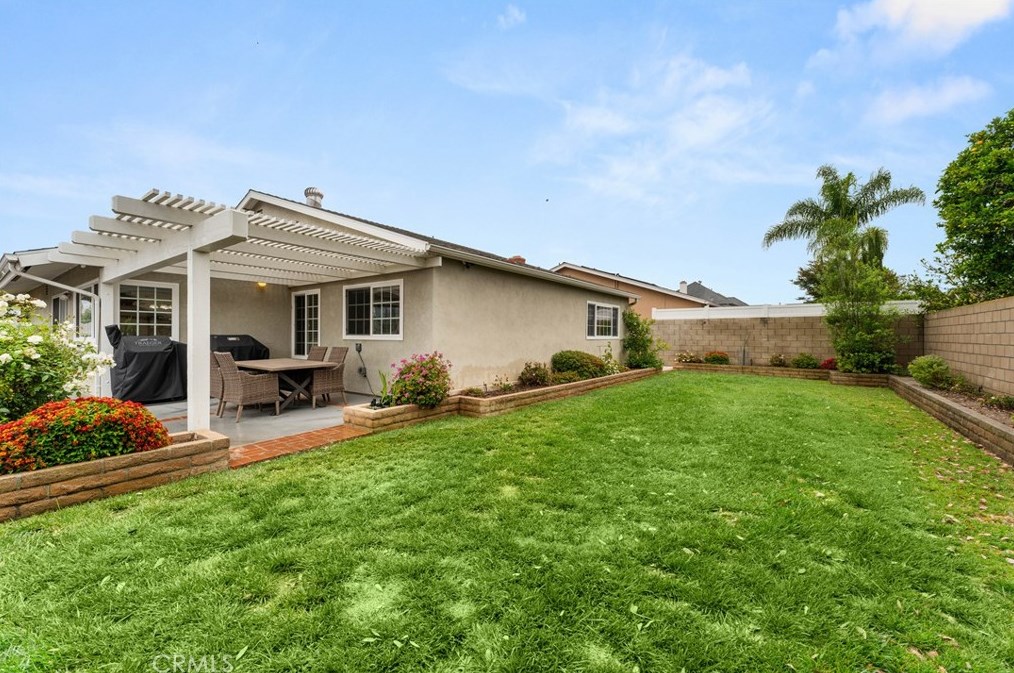 6532 Kilda Cir, Huntington Beach CA  92647-5625 exterior