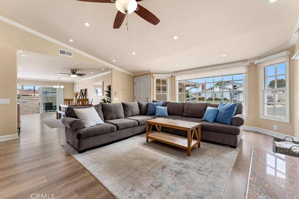 6532 Kilda Cir, Huntington Beach CA  92647-5625 exterior
