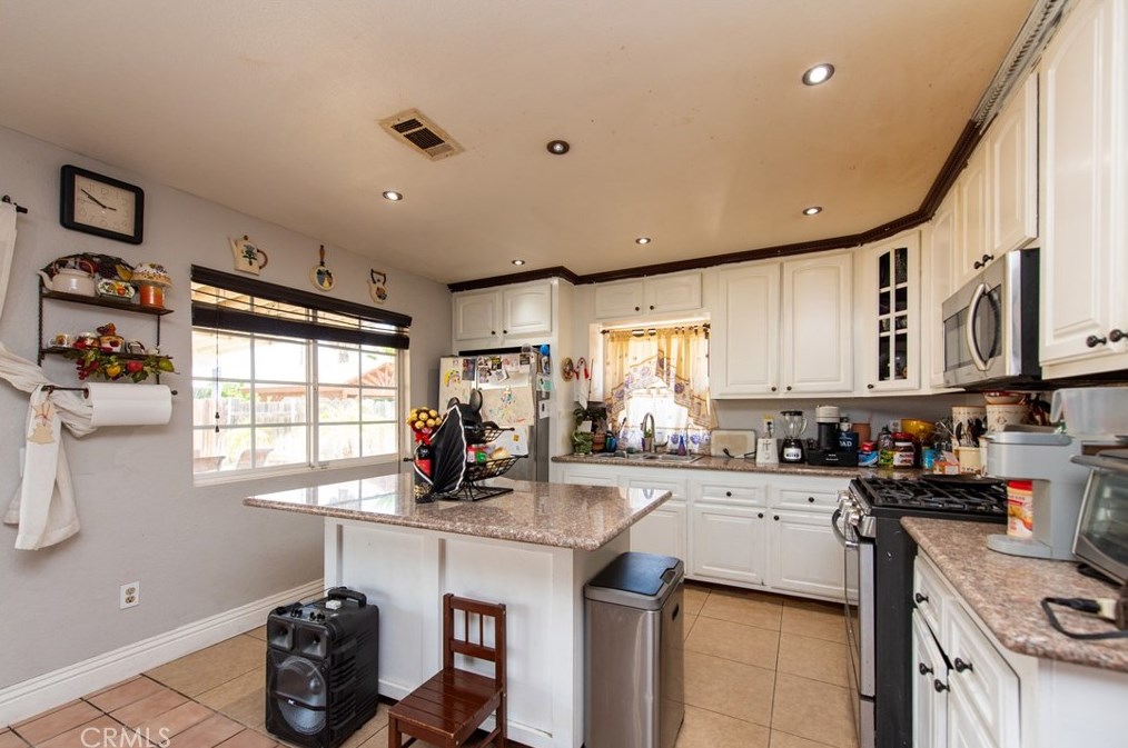 17730 Mesa Rd, Fontana CA  92336-2353 exterior