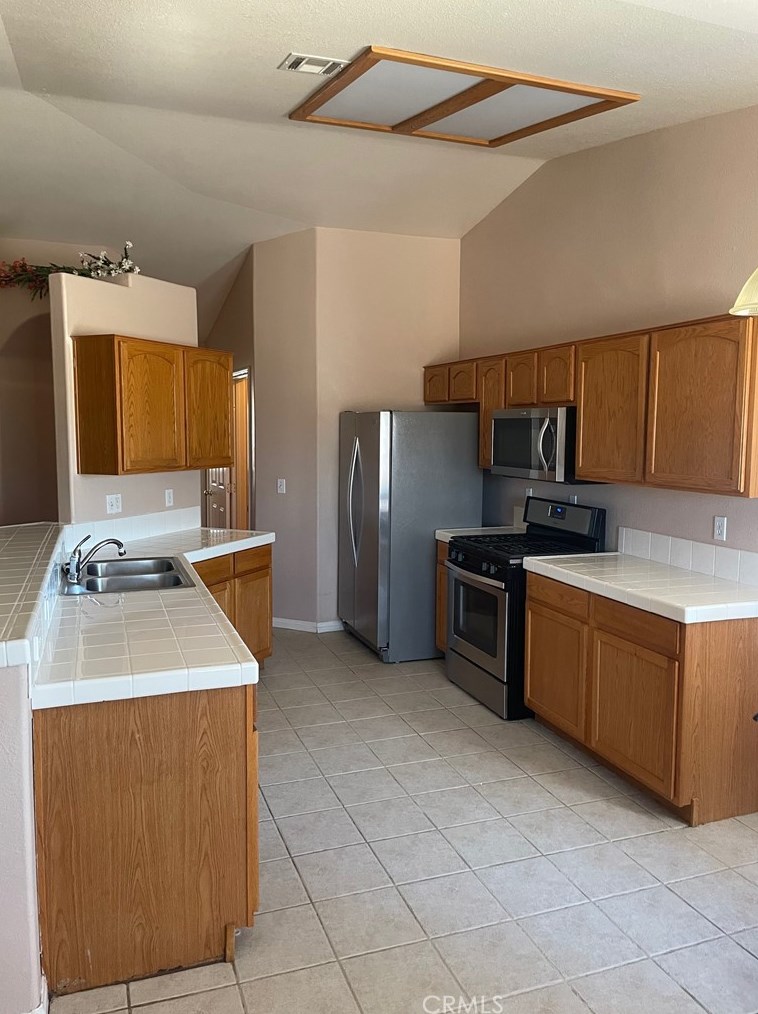 16663 Tenaja Rd, Apple Valley, CA 92307-1764
