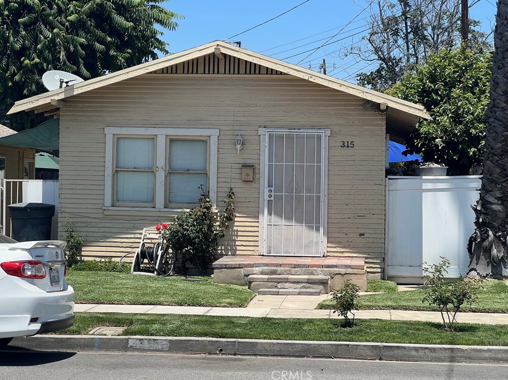320 Palomares St, Pomona, CA 91767-5530