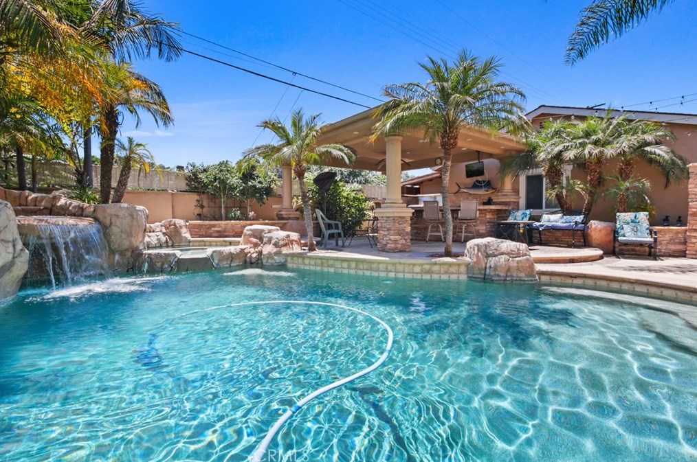 950 Pine St, Santa Ana, CA 92701-6454