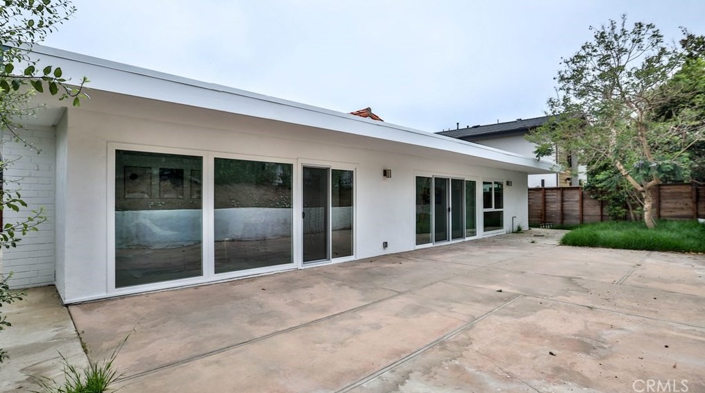 17052 Edgewater Ln, Huntington Beach CA  92649-4208 exterior