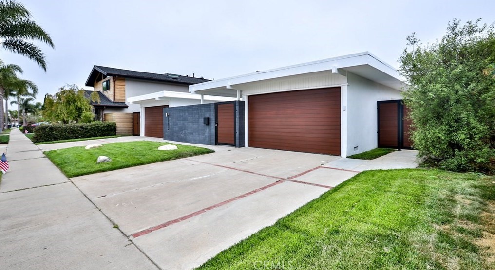17052 Edgewater Ln, Huntington Beach CA  92649-4208 exterior