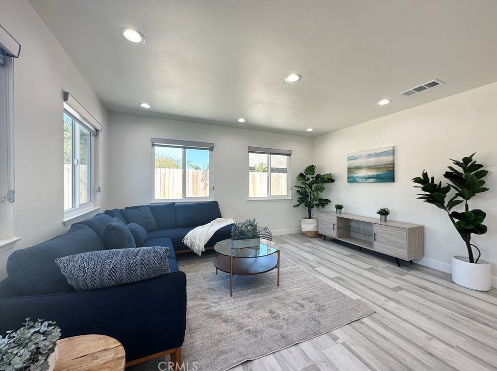 18441 Goodwin Ln, Huntington Beach CA  92646-1652 exterior