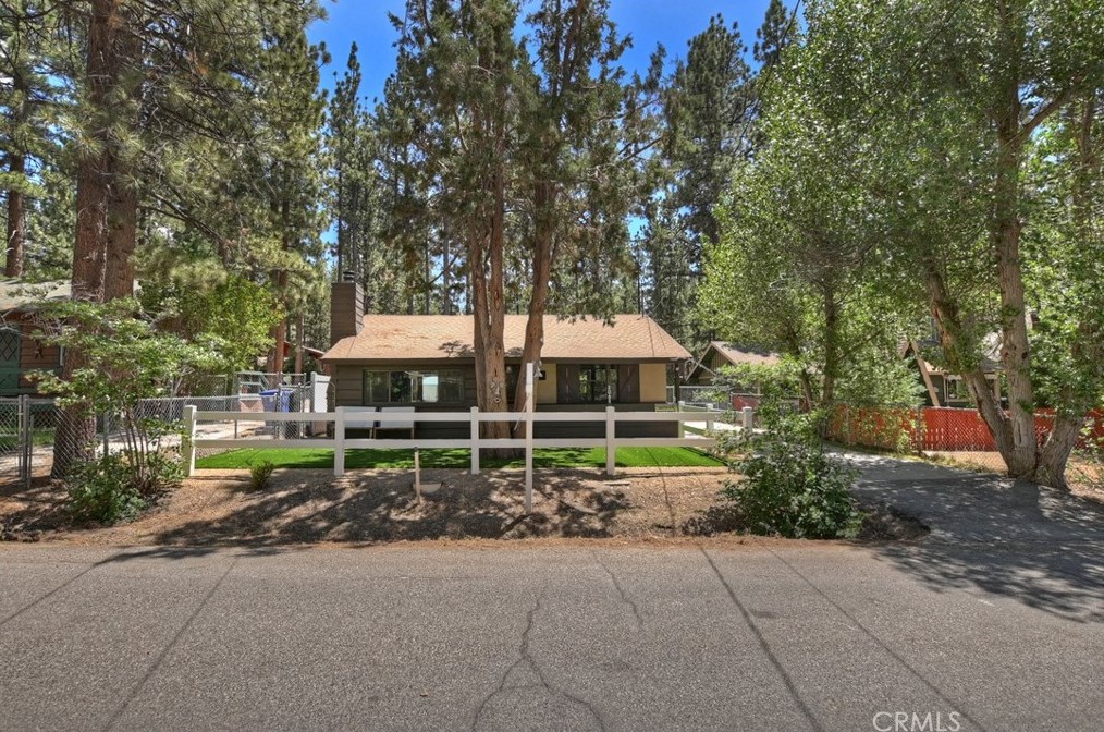208 E Aeroplane Blvd, Big Bear City, CA 92314