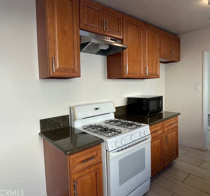 851 105th St, Los Angeles CA  90044-4429 exterior
