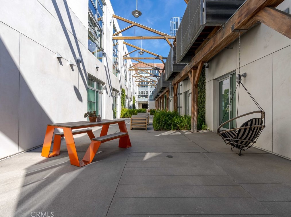 527 Molino St, Los Angeles, CA 90013-2225