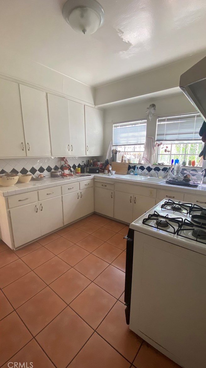 1335 Redondo Blvd, Los Angeles CA  90019-2826 exterior