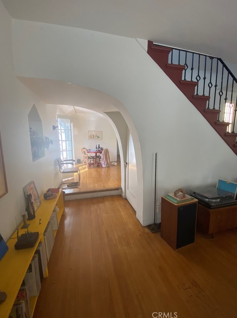 1335 Redondo Blvd, Los Angeles, CA 90019-2826