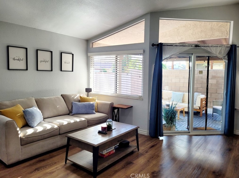 11374 Dogwood Ct, Fontana CA  92337-2738 exterior