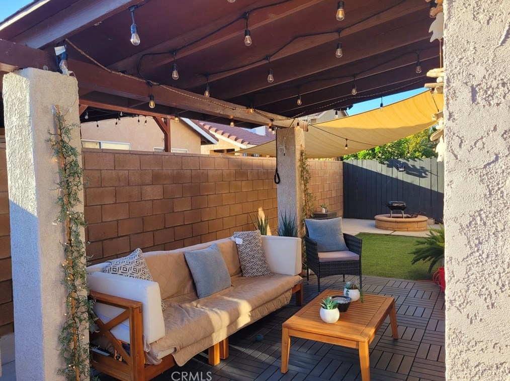 11374 Dogwood Ct, Fontana CA  92337-2738 exterior