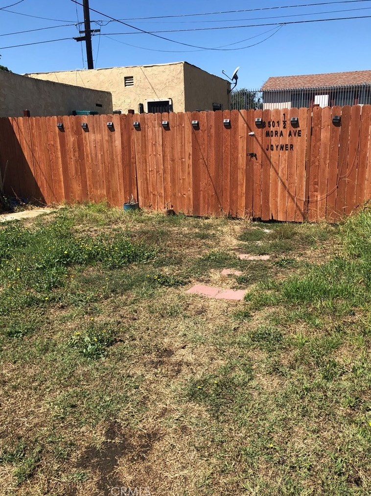 8501 Zamora Ave, Los Angeles, CA 90001-3830