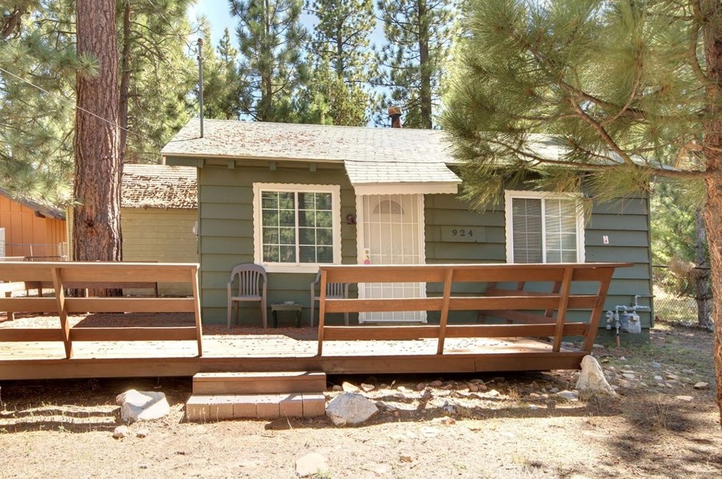 924 Sugarloaf Blvd, Big Bear City, CA 92314