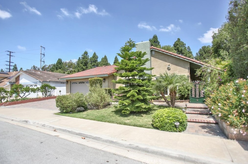 980 Azalea Dr, Costa Mesa, CA 92626