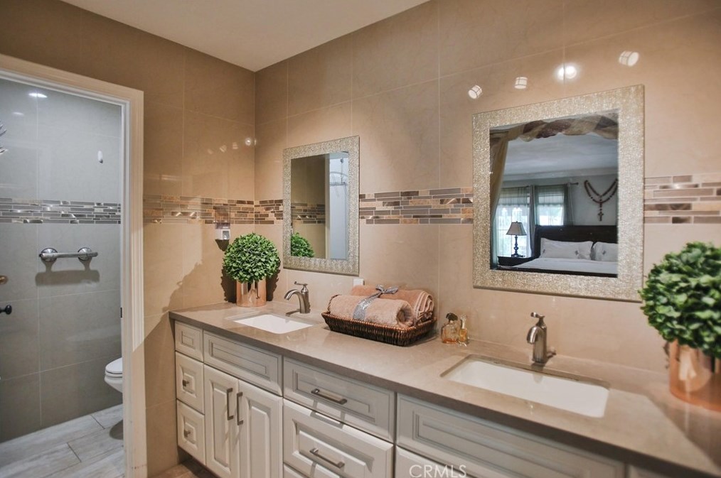 980 Azalea Dr, Costa Mesa CA  92626-1795 exterior