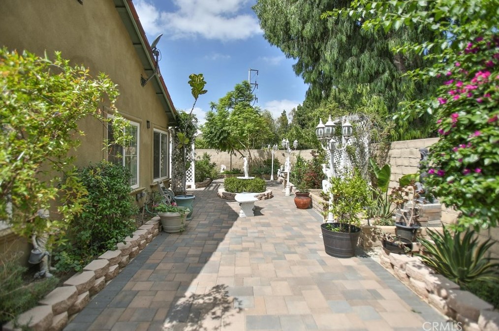 980 Azalea Dr, Costa Mesa CA  92626-1795 exterior