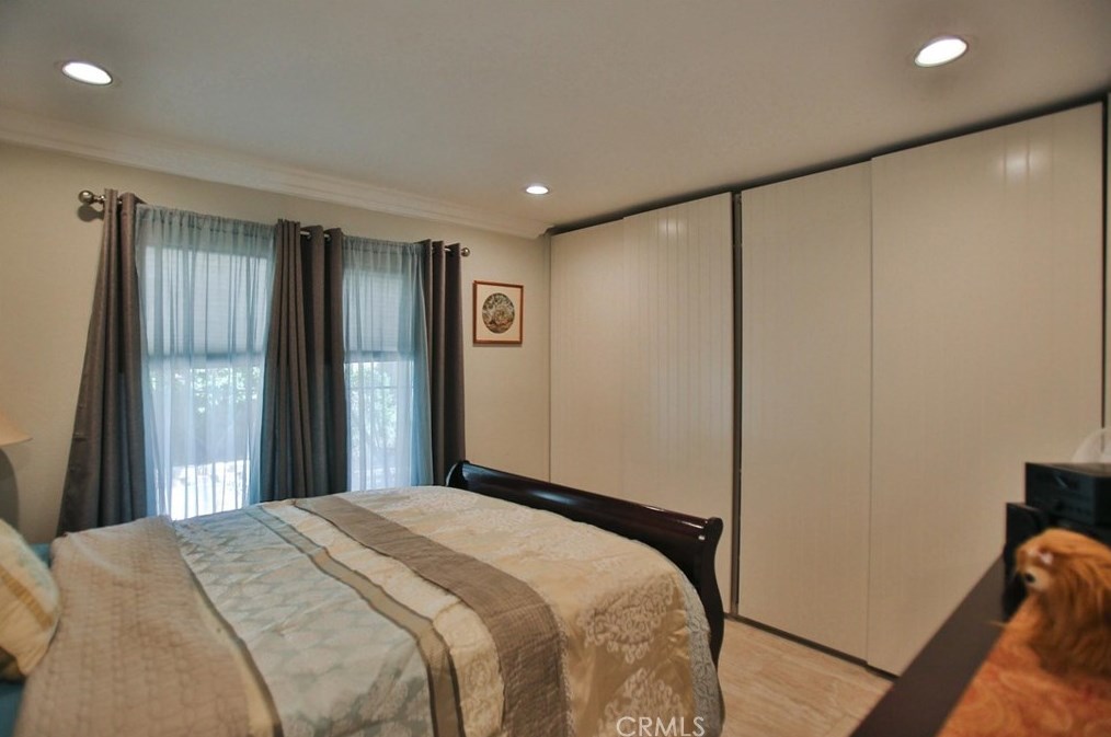 980 Azalea Dr, Costa Mesa CA  92626-1795 exterior